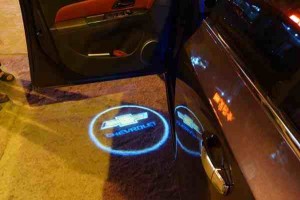 подсветка дверей автомобиля с логотипом